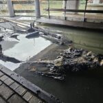 open zeilboot afgebrand onder viaduct opgehaald voor sloop en afvoeren