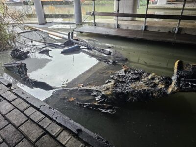 open zeilboot afgebrand onder viaduct opgehaald voor sloop en afvoeren
