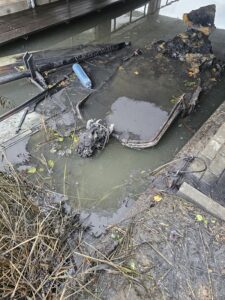 open zeilboot afgebrand onder viaduct opgehaald voor sloop en afvoeren