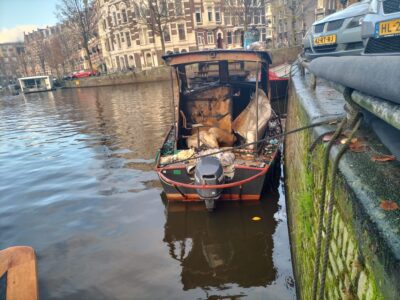 afgebrande stalen boot amsterdam