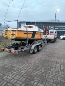 polyester kajuitzeilboot slopen en afvoeren Maastricht Limburg