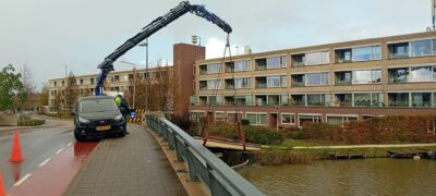 open zeilboot afgebrand onder viaduct opgehaald voor sloop en afvoeren