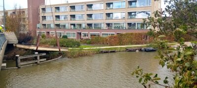 open zeilboot afgebrand onder viaduct opgehaald voor sloop en afvoeren