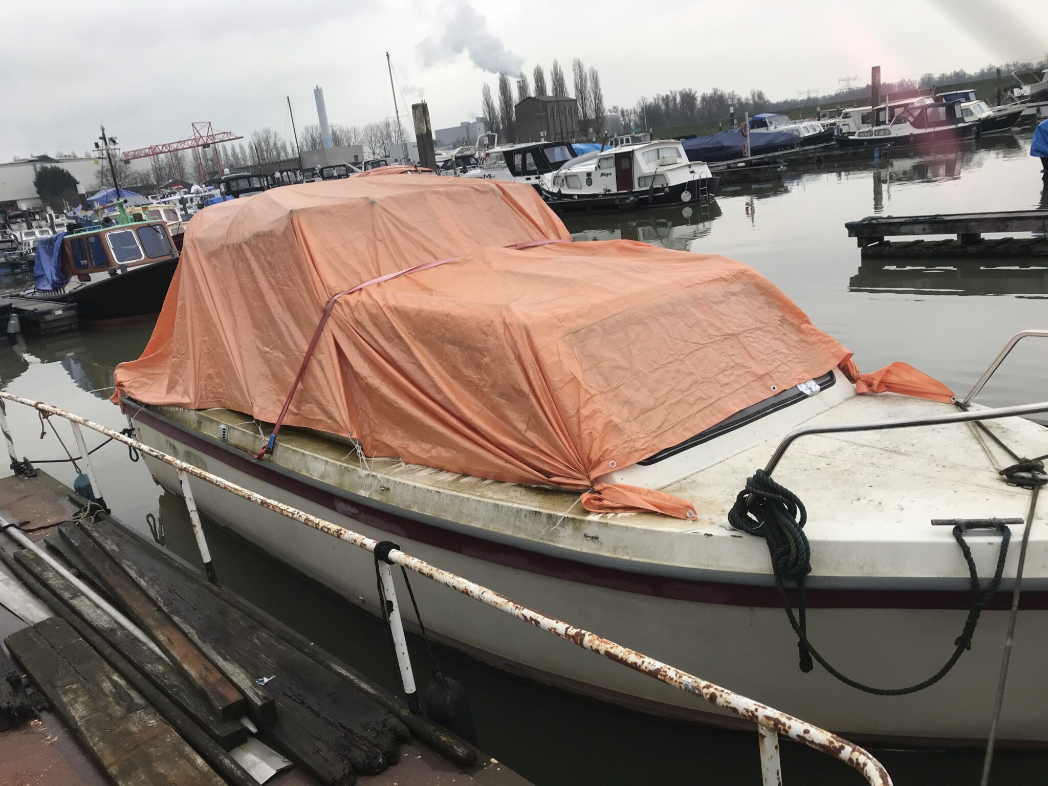 Sloopboot Onedin650 opgehaald uit Dordrecht voor transport en afvoer. | Bootsloperij ophaaldienst
